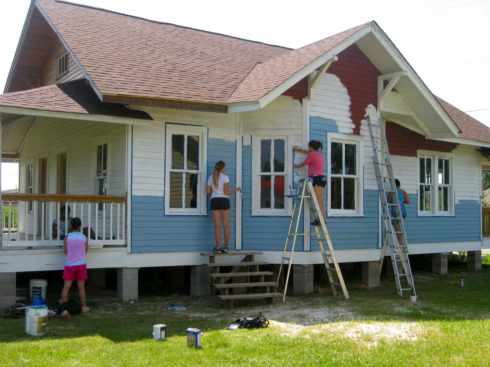 VISIONS teens volunteers repairing homes at Katrina