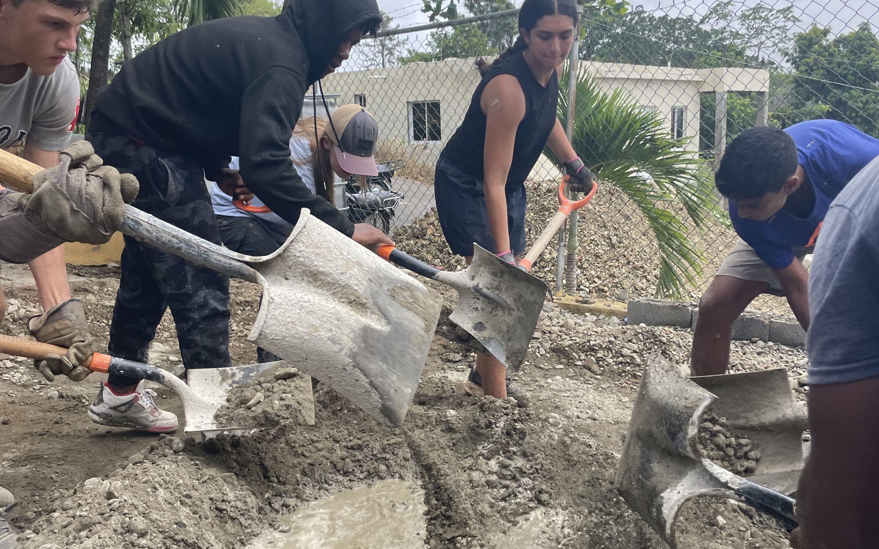 VISIONS Dominican Republic 2 is working hard at multiple worksites!
