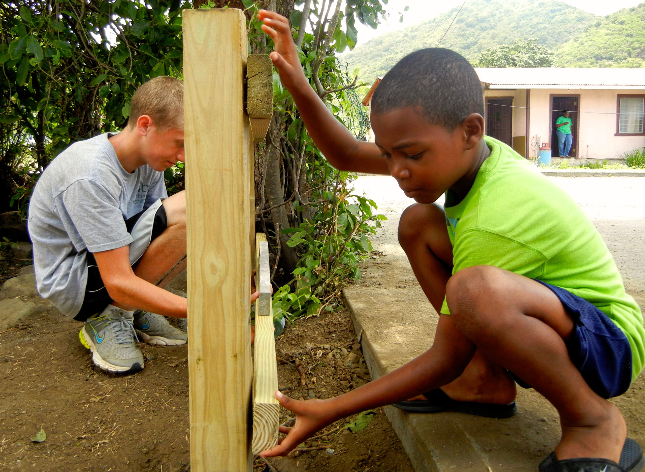 Teen and young volunteer level lumber in BVI