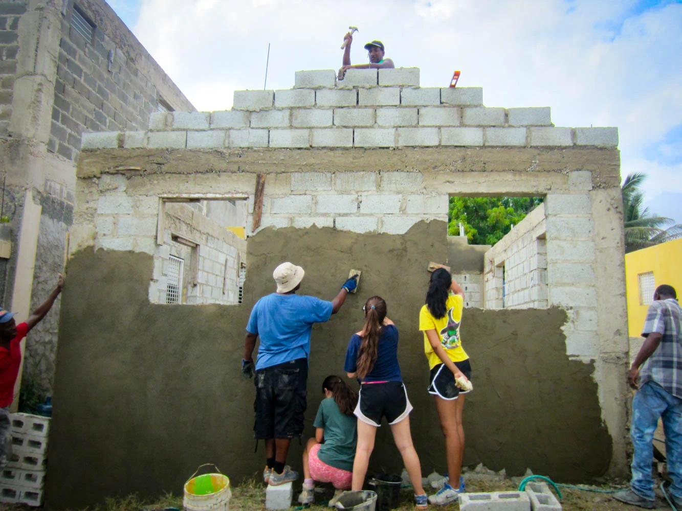 VISIONS participants and local community members collaborating in the Dominican Republic.