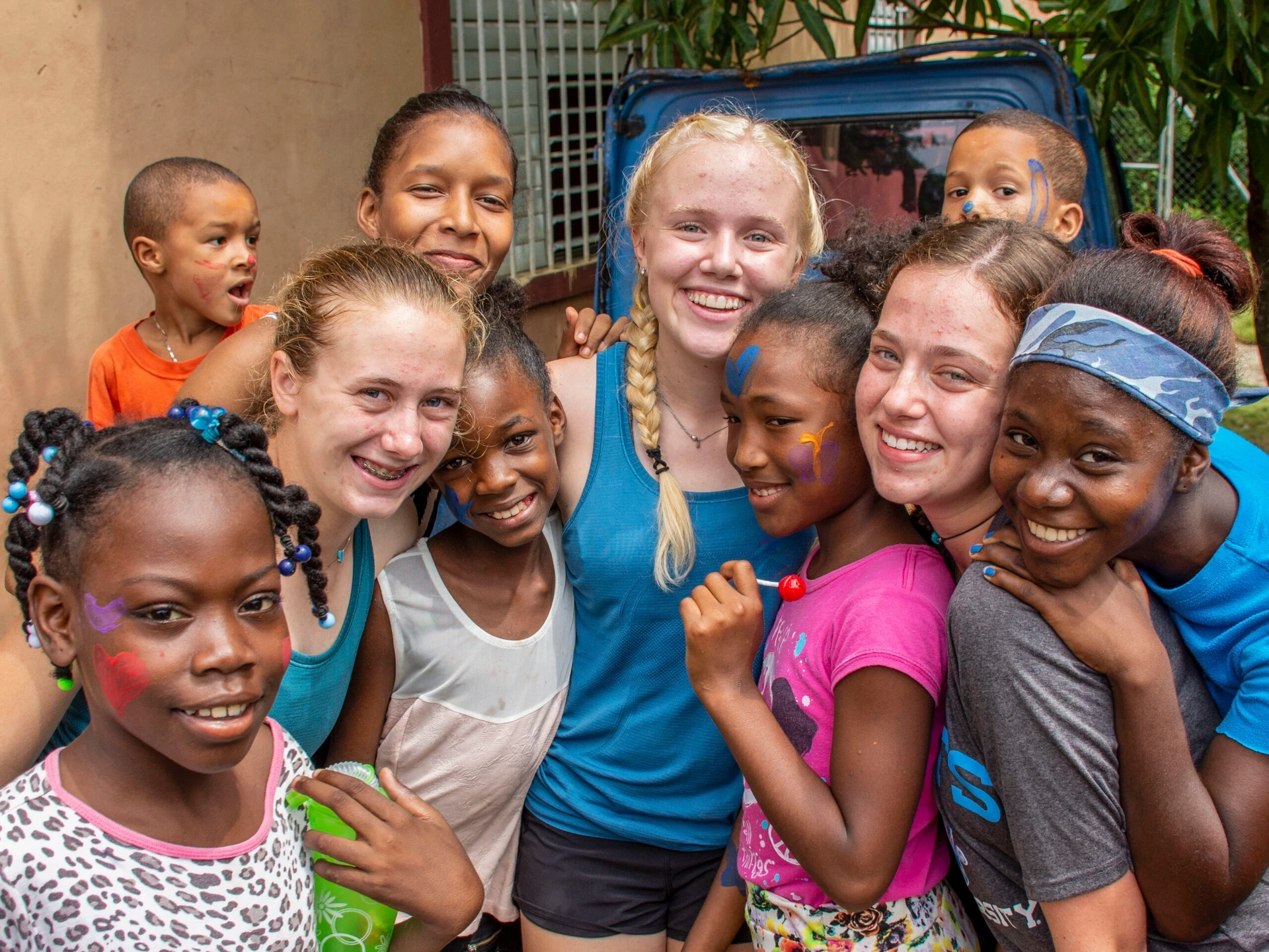 7 Questions to Ask When Choosing Summer Programs visions service adventures group of girls in the Dominican Republic