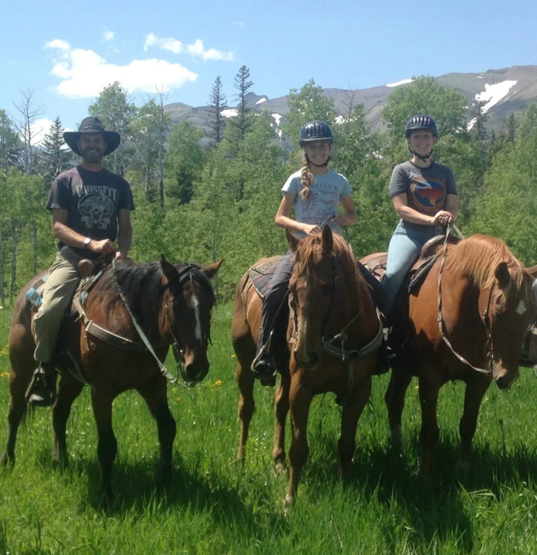 Horseback-riding-in-East-Glacier-with-custom-program-2017-NICK-NELSON-VISIONS-Former-Director-on-Montana-Blackfeet-774x800