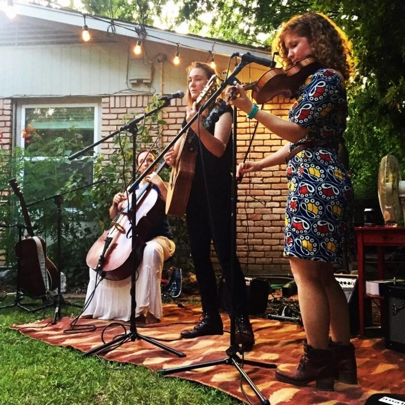 Antonia-playing-fiddle-with-her-bluegrass-trio-in-Austin-TX-800x800