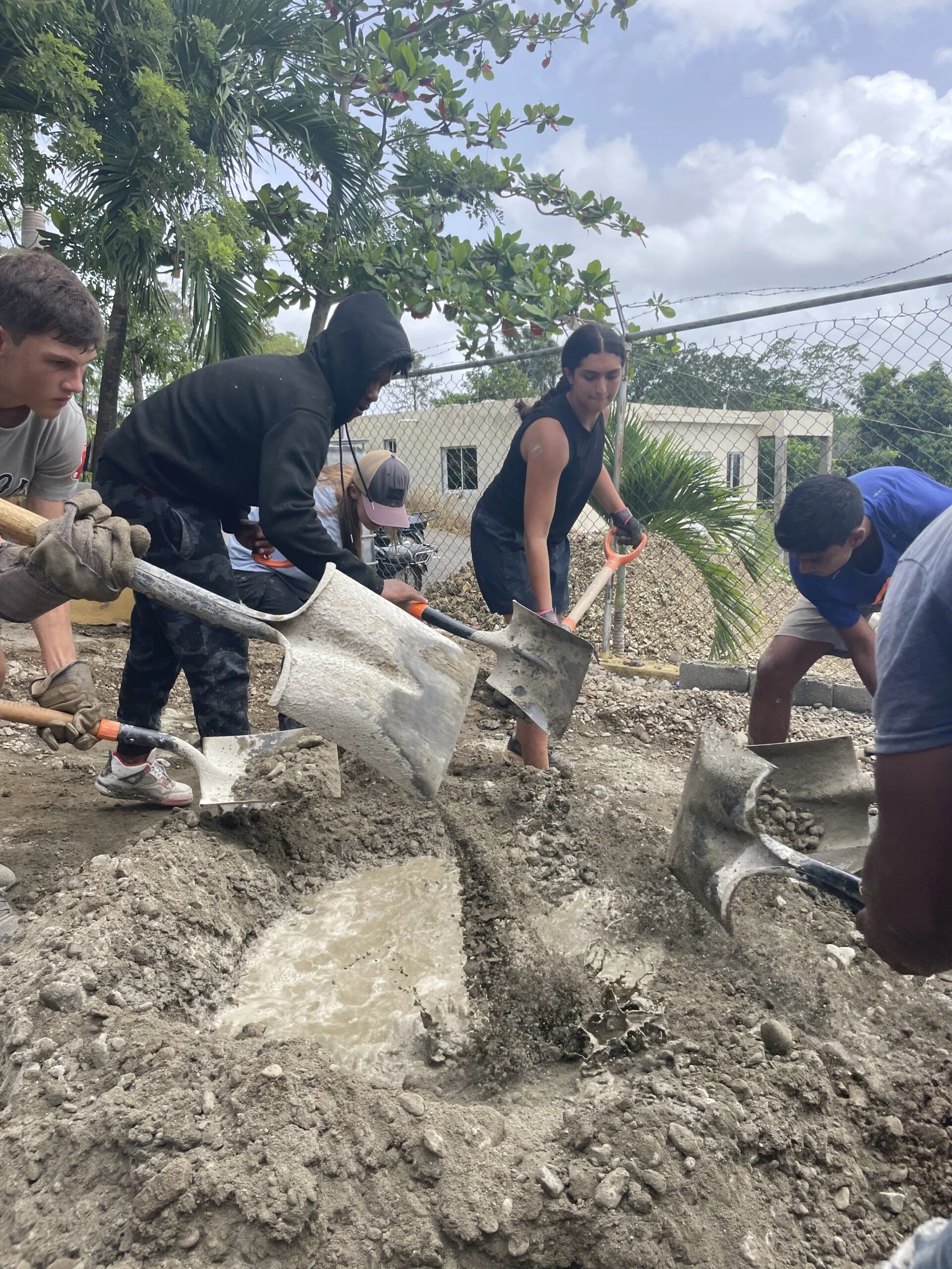 VISIONS Dominican Republic 2 is working hard at multiple worksites!